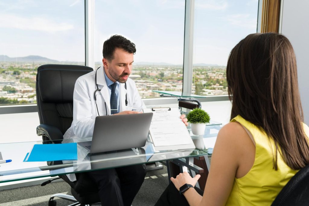 medico hispano hablando paciente su consultorio pidiendole que complete formulario medico sus sintomas encontrarle tratamiento 662251 327